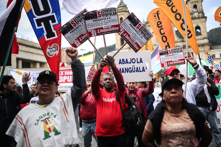 Marcha a favor de la consulta popular y de las reformas del gobierno del presidente Gustavo Petro