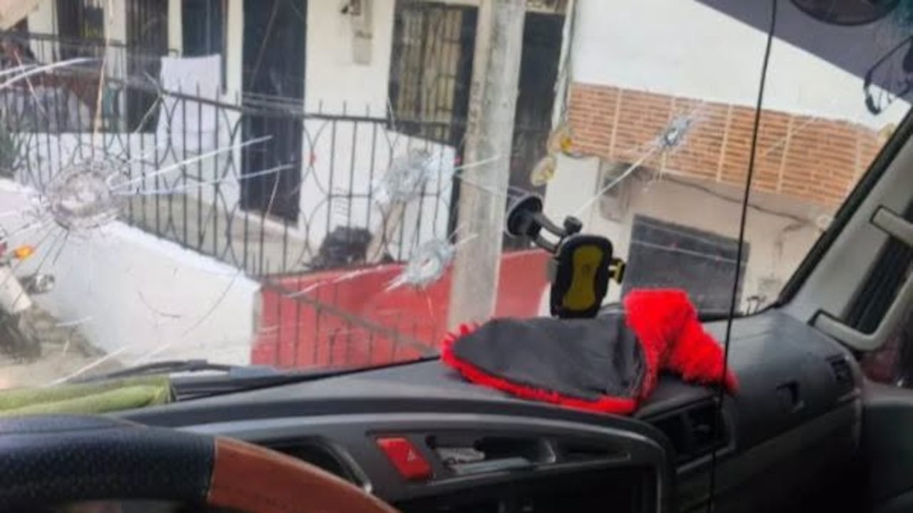 Uniformados de la Policía Nacional adelantan controles para tratar de garantizar seguridad en la vía Medellín-Quibdó tras el incidente de disparos contra el vehículo de asistencia humanitaria.