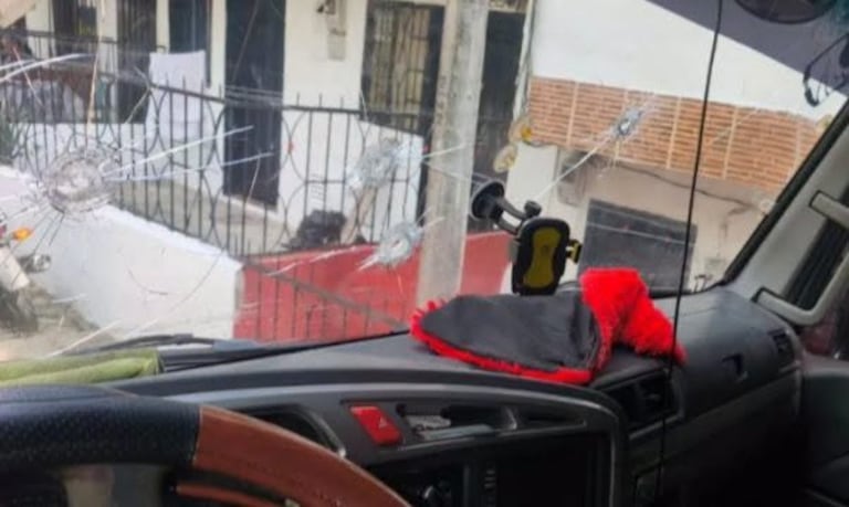 Uniformados de la Policía Nacional adelantan controles para tratar de garantizar seguridad en la vía Medellín-Quibdó tras el incidente de disparos contra el vehículo de asistencia humanitaria.
