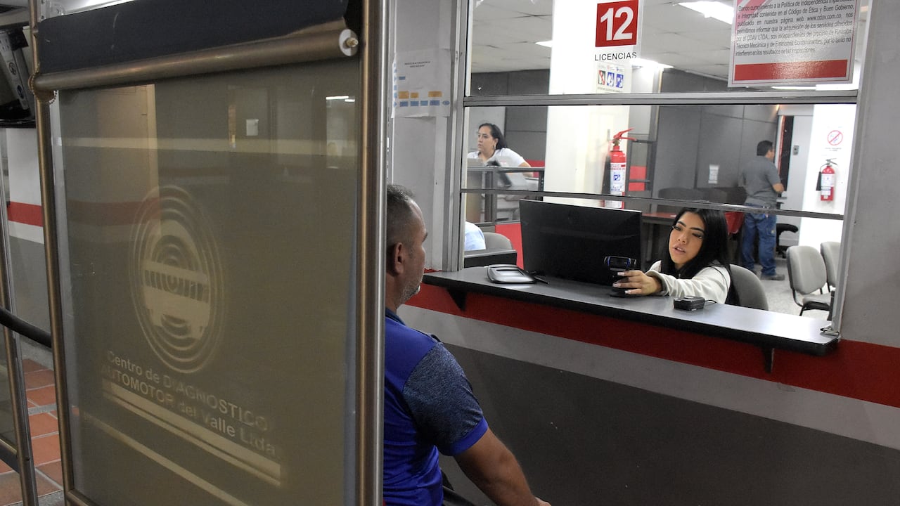 Desde la oficina de licencias del CDAV , Hacen un llamado a la ciudadanía caleña a que se acerquen a renovar las licencias de conducción, Presto que a la fecha solo van 89 mil de las 150 mil que se tenían presupuestadas para el año 2023 y también para que se eviten sanciones en los controles de tránsito por parte de las autoridades.