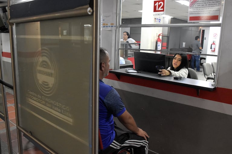 Desde la oficina de licencias del CDAV , Hacen un llamado a la ciudadanía caleña a que se acerquen a renovar las licencias de conducción, Presto que a la fecha solo van 89 mil de las 150 mil que se tenían presupuestadas para el año 2023 y también para que se eviten sanciones en los controles de tránsito por parte de las autoridades.