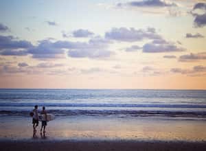 4. Costa Rica: Si lo suyo es la aventura y la playa, Costa Rica es su lugar. Se podría discutir que el concepto de viajes aventureros nació en Costa Rica. Podrá escalar en la selva y surfear en la costa del océano pacífico, todo en el mismo día. La diversidad de fauna y flora junto con exóticos lugares para acampar y descansar, logran que para los viajeros solos sea un país de visita obligatoria.