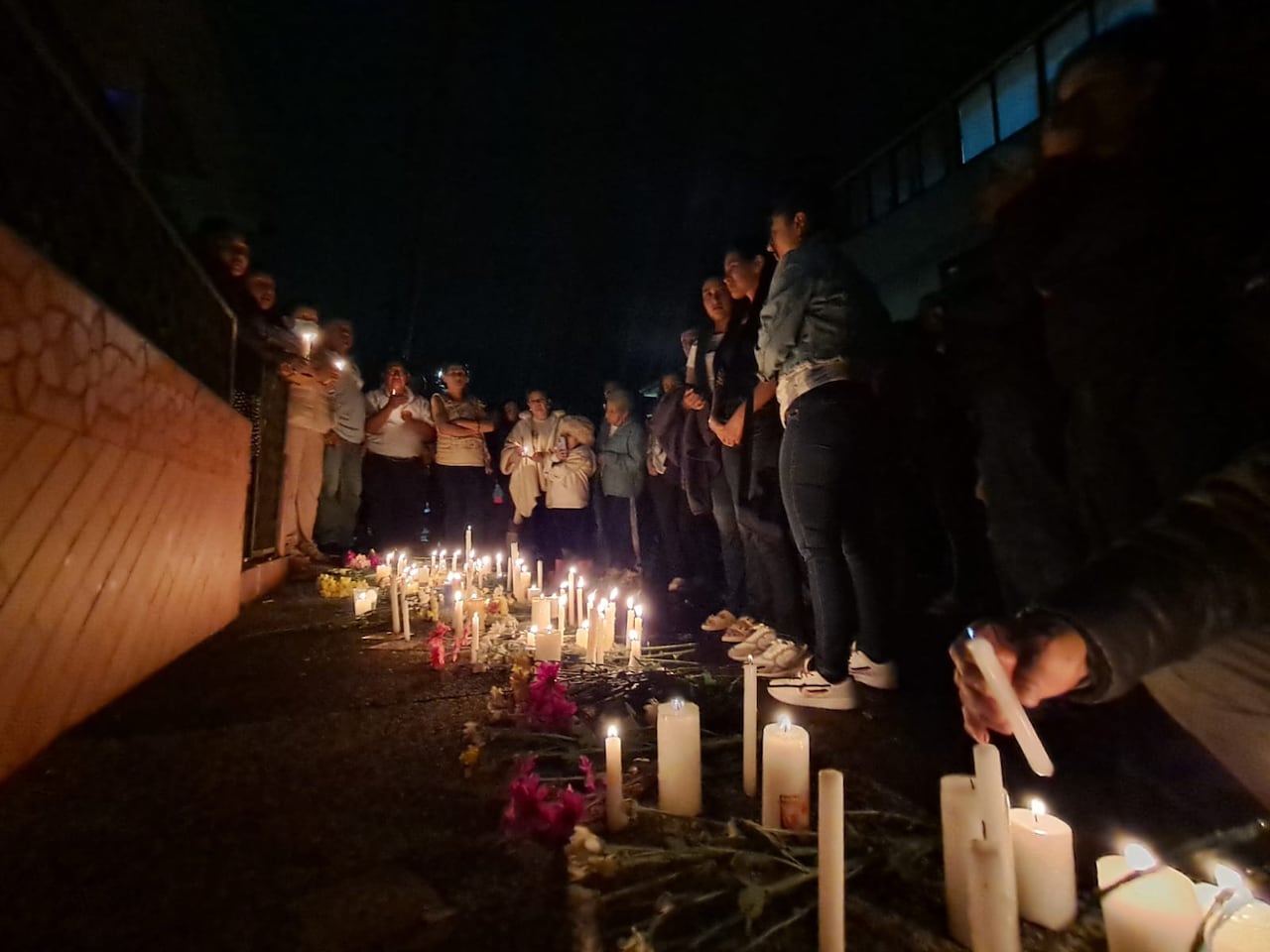 Camila fue identificada públicamente como Camila Yisney Zambrano Armero. Algunas publicaciones señalan que era oriunda de La Hormiga, Putumayo, y que desde hacía varios años residía en Popayán. También se ha informado que se movilizaba en una motocicleta Yamaha NMAX de placas HBS 62I.
