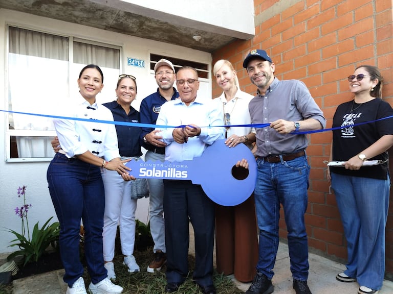 Entrega de casas a los afectados por el terremoto en Cali