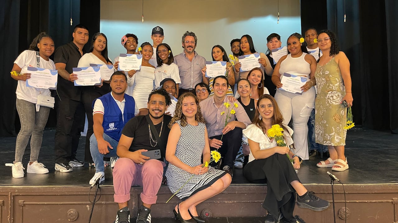 Ellos son algunos de los jóvenes que se graduaron, en medio de la jornada del pasado jueves, del programa En la Buena. Aquella tarde 422 graduandos recibieron el diploma.