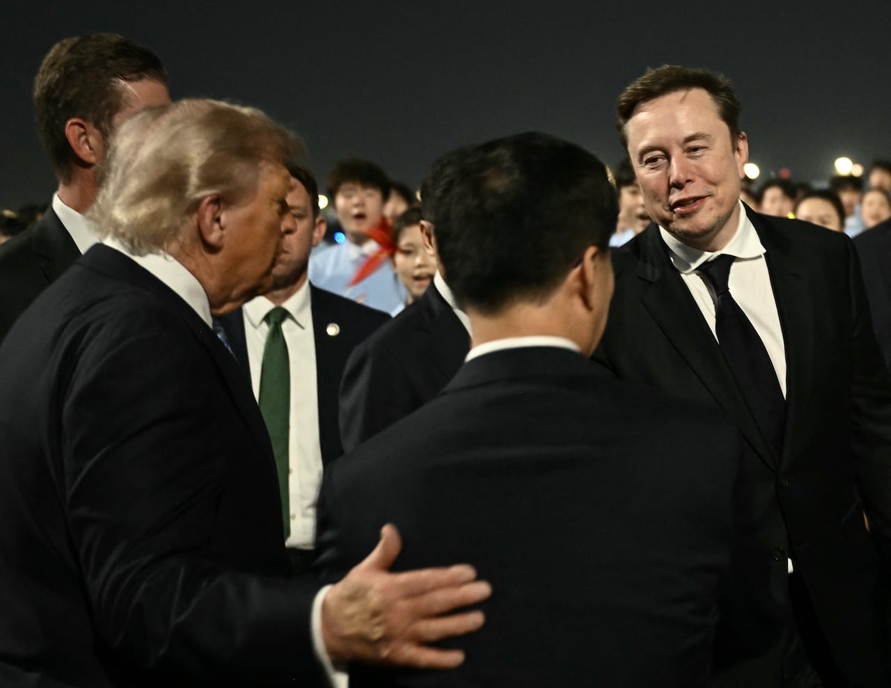 El presidente Donald Trump llega a China acompañado de magnates como Elon Musk.