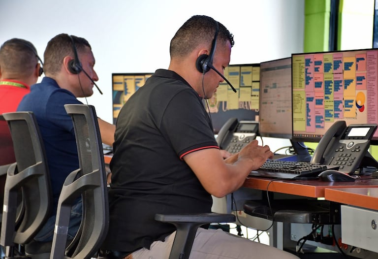 El programa nació en Cali en junio de 2024, con el objetivo de darle empleo a policías en uso de buen retiro, muchos de ellos heridos en actos del servicio.