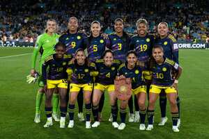 Las jugadoras de Colombia posan para una foto de equipo antes del partido de fútbol de cuartos de final de la Copa Mundial Femenina entre Inglaterra y Colombia en el Estadio Australia en Sydney, Australia, el sábado 12 de agosto de 2023. (Foto AP/Mark Baker)