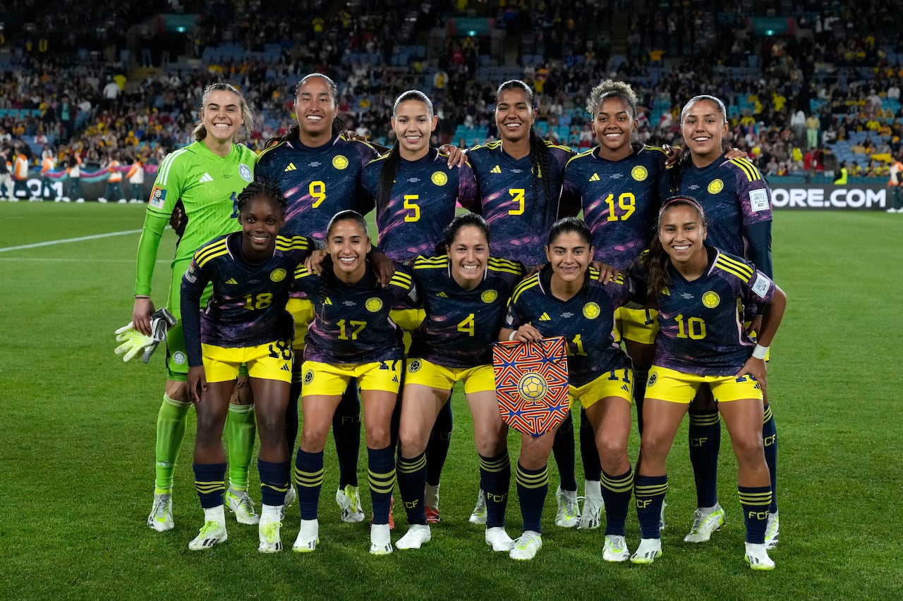 Las jugadoras de Colombia posan para una foto de equipo antes del partido de fútbol de cuartos de final de la Copa Mundial Femenina entre Inglaterra y Colombia en el Estadio Australia en Sydney, Australia, el sábado 12 de agosto de 2023. (Foto AP/Mark Baker)
