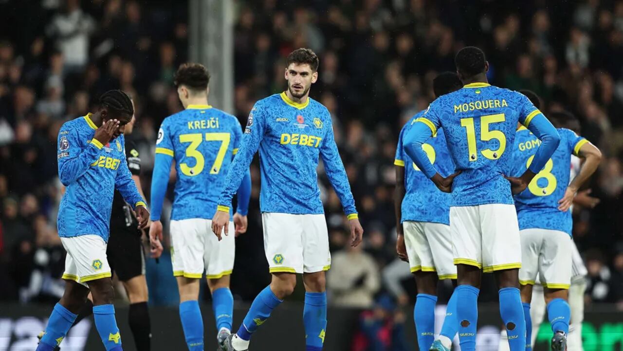 Yerson Mosquera (15) y sus compañeros en Wolverhampton se lamentan tras otra derrota en la Premier League de Inglaterra.