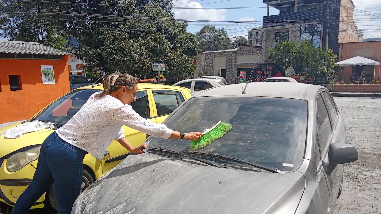 Habitantes del Conjunto Bloques de Moscopán después limpiaron sus vehículos antes de movilizarse por la ciudad, la cual hora está en máxima alerta, a raíz de este fenómeno natural.