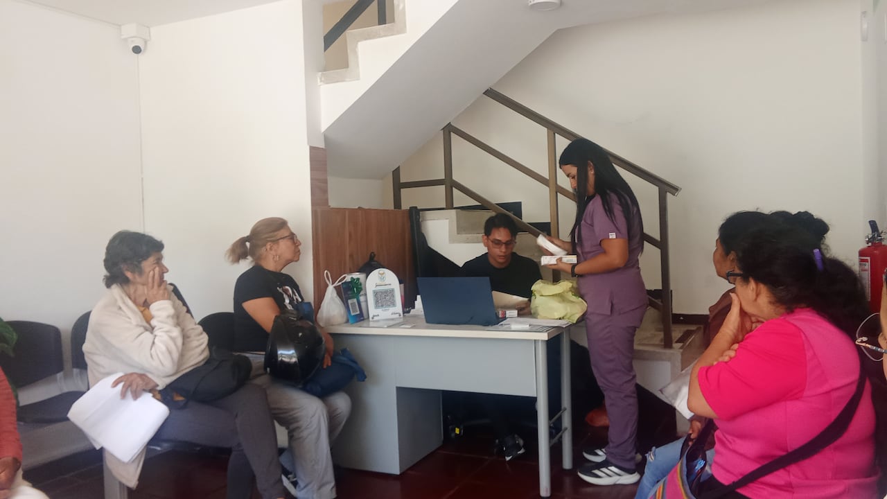 En una pequeña oficina del barrio El Jardín, en Popayán, profesionales de la salud de la Fundación Integral Gestión entregan medicamentos donados a pacientes que no han podido acceder a ellos a través del sistema de salud.