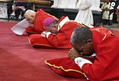 Cali: Semana Santa, Viernes Santo, liturgia de la pasión del señor, sermón de las siete palabras y descendimiento, Catedral de Cali, Monseñor Luis Fernando Rodríguez. foto José L Guzmán. El País