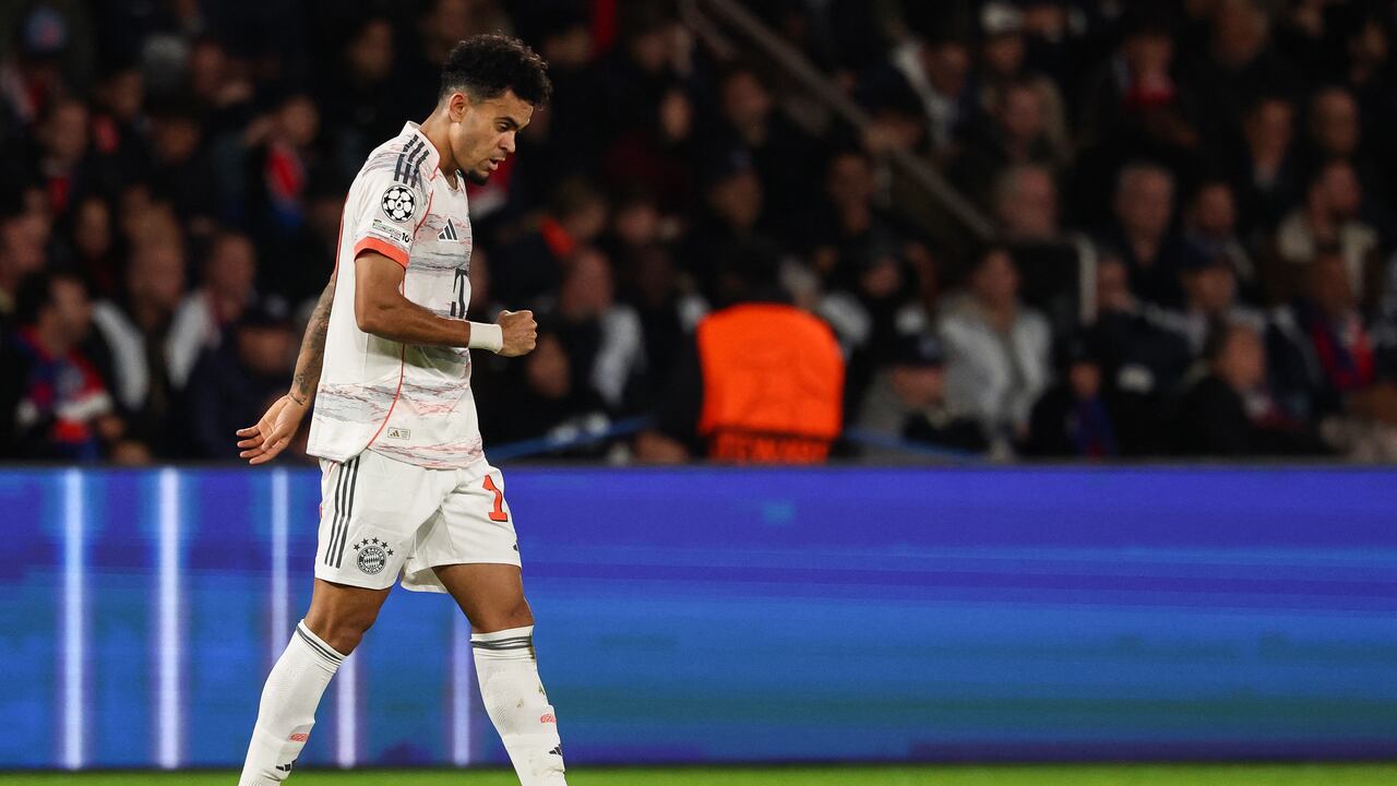El delantero colombiano del Bayern de Múnich, Luis Díaz (n.° 14), celebra el segundo gol de su equipo durante el partido de la cuarta jornada de la fase de grupos de la UEFA Champions League entre el Paris Saint-Germain (PSG) y el FC Bayern de Múnich en el Parque de los Príncipes de París, el 4 de noviembre de 2025. (Foto de FRANCK FIFE / AFP)