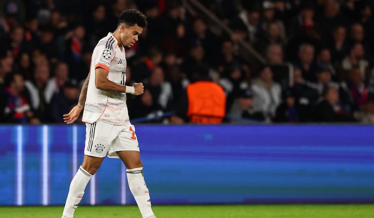El delantero colombiano del Bayern de Múnich, Luis Díaz (n.° 14), celebra el segundo gol de su equipo durante el partido de la cuarta jornada de la fase de grupos de la UEFA Champions League entre el Paris Saint-Germain (PSG) y el FC Bayern de Múnich en el Parque de los Príncipes de París, el 4 de noviembre de 2025. (Foto de FRANCK FIFE / AFP)