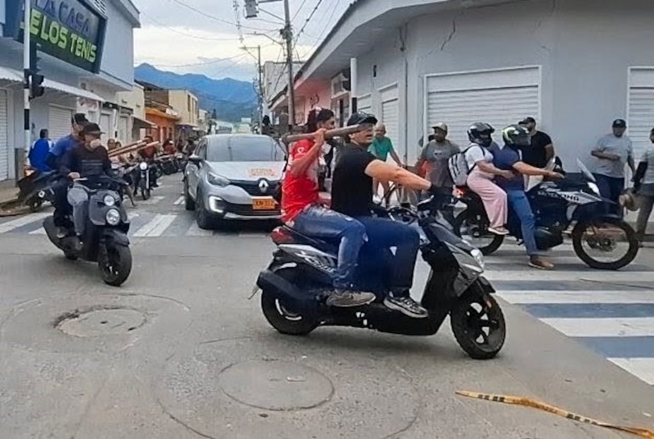 Jóvenes de Zarzal cruzan el municipio en moto para sumarse a las labores de remoción de escombros.