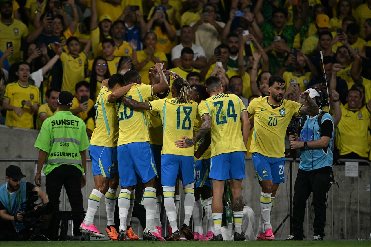 El delantero brasileño Igor Thiago (C, no visible) celebra un gol de penalti con sus compañeros durante el partido amistoso internacional de fútbol entre Brasil y Panamá en el estadio Maracaná de Río de Janeiro, Brasil, el 31 de mayo de 2026. (Foto de Mauro PIMENTEL / AFP)