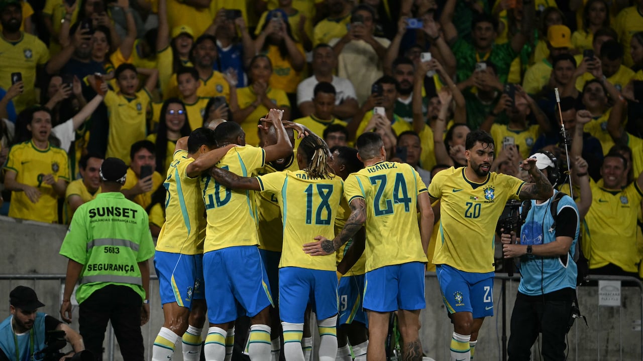 El delantero brasileño Igor Thiago (C, no visible) celebra un gol de penalti con sus compañeros durante el partido amistoso internacional de fútbol entre Brasil y Panamá en el estadio Maracaná de Río de Janeiro, Brasil, el 31 de mayo de 2026. (Foto de Mauro PIMENTEL / AFP)