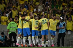 El delantero brasileño Igor Thiago (C, no visible) celebra un gol de penalti con sus compañeros durante el partido amistoso internacional de fútbol entre Brasil y Panamá en el estadio Maracaná de Río de Janeiro, Brasil, el 31 de mayo de 2026. (Foto de Mauro PIMENTEL / AFP)