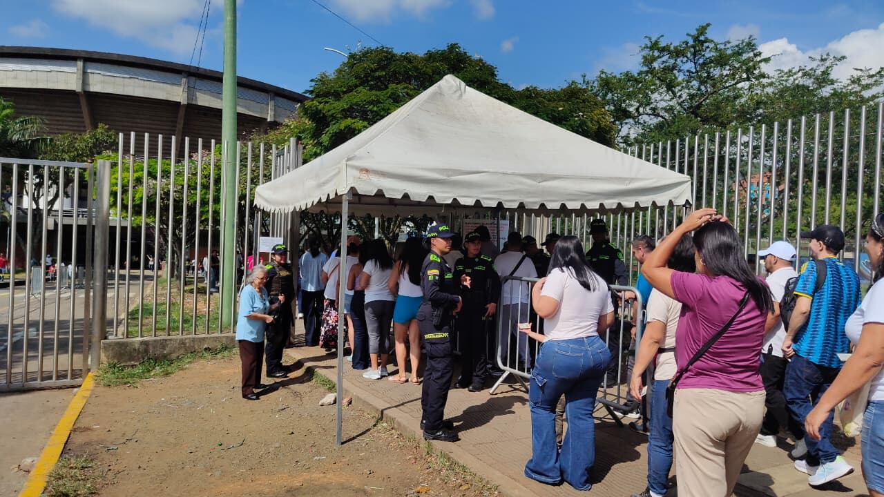 Largas filas, pero con movimiento rápido, se observan en el Coliseo El Pueblo.