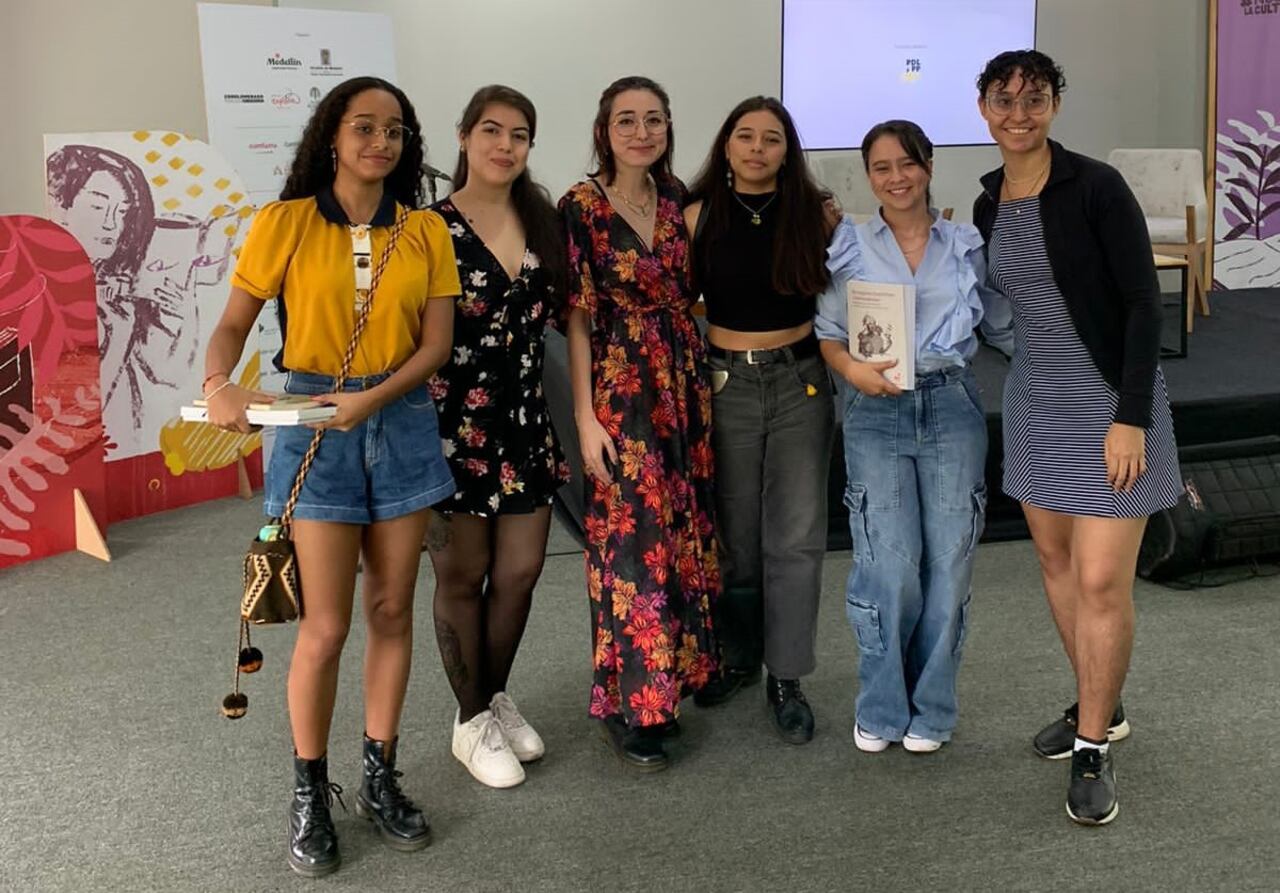 Algunas autoras y editoras del libro 'De mujeres históricas a historiadoras' en la Feria del Libro de Medellín en septiembre de 2023.