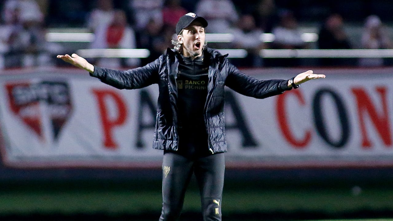 Luis Zubeldía dirigiendo a la LDU Quito, por la Copa Sudamericana 2023, ante Sao Pablo.