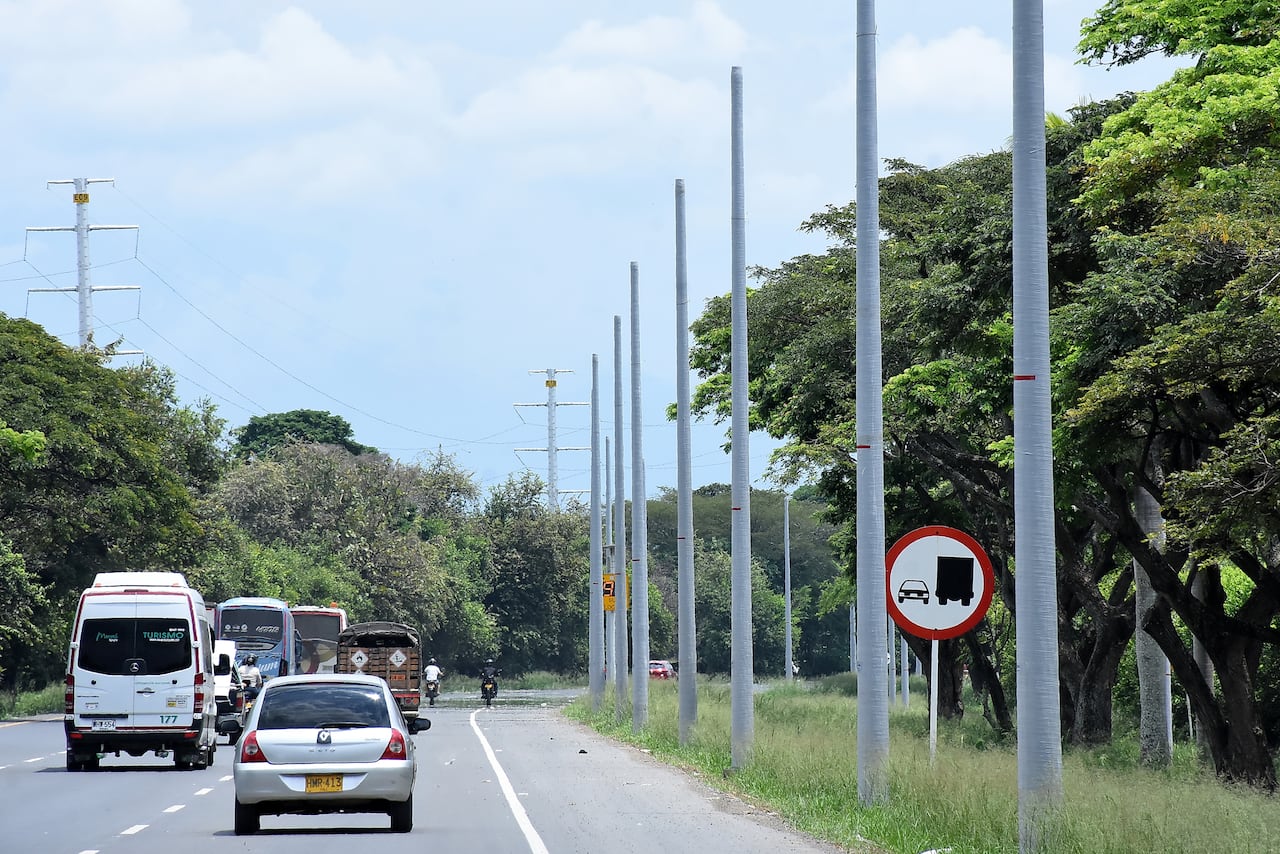 Instalación de las luminarias fotovoltaicas en la recta Cali Palmira