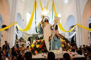 Las procesiones de Yumbo, como la del Resucitado, van acompañadas por el fervor de los cargueros, el pueblo yumbeño y los turistas.