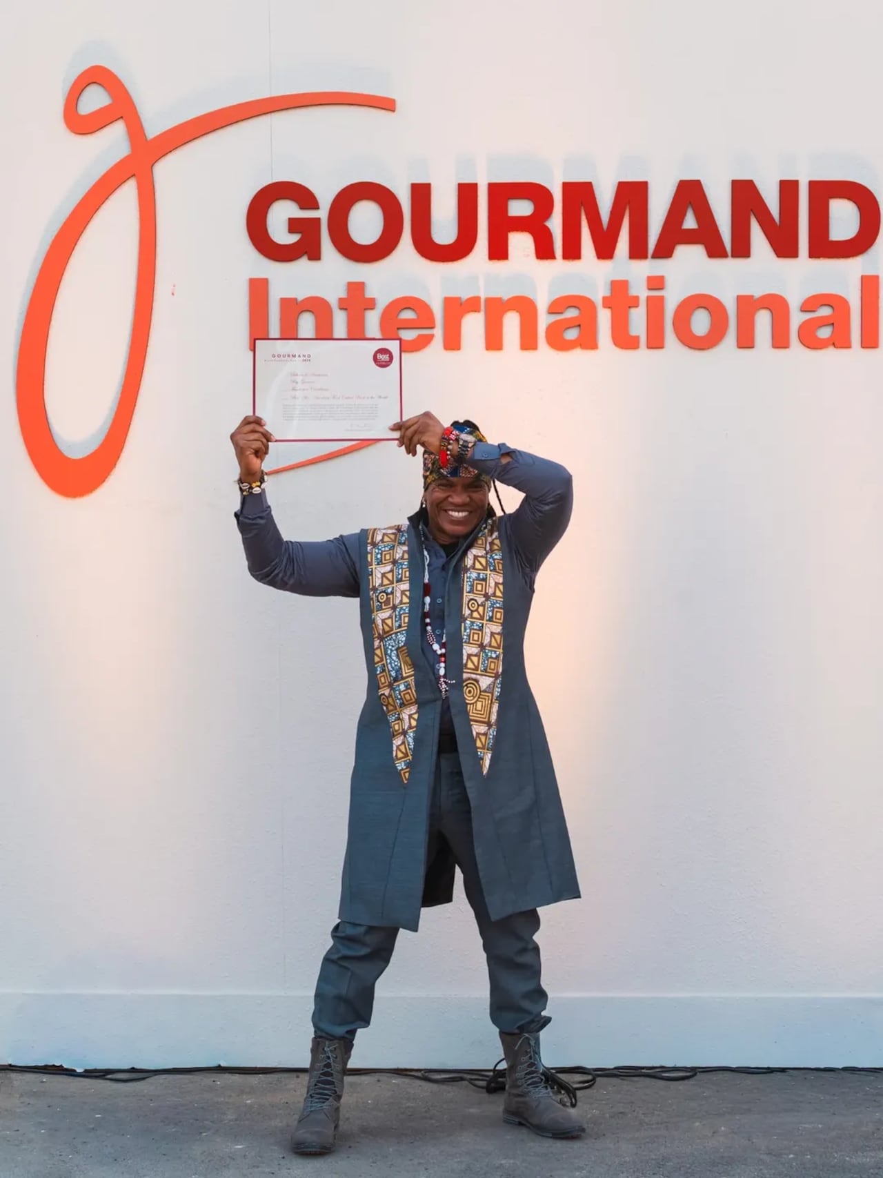 Rey Guerrero es el autor de Sabores de resistencia, la cocina de Rey Guerrero, una obra reconocida en los Gourmand World Cookbook Awards.