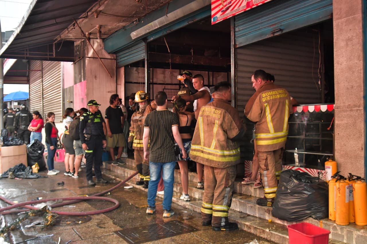 Al menos 15 locales comerciales habrían sido consumidos por las llamas del incendio presentado en el centro de la ciudad.