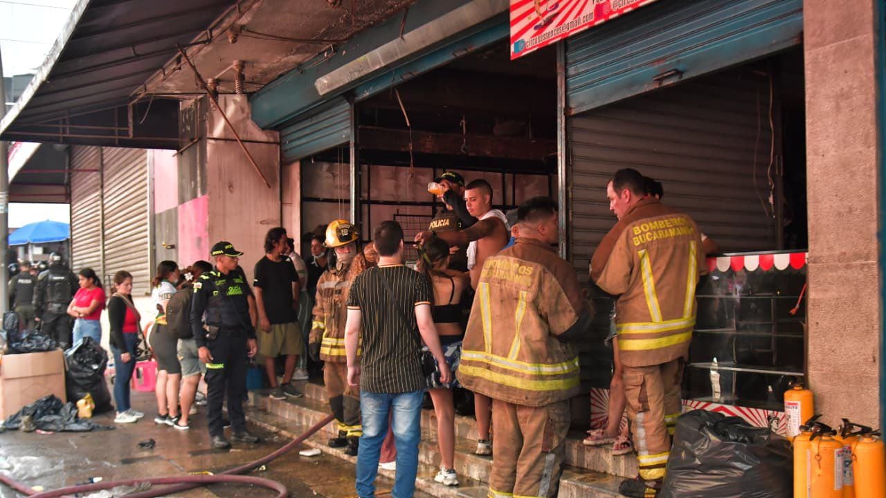 Al menos 15 locales comerciales habrían sido consumidos por las llamas del incendio presentado en el centro de la ciudad.