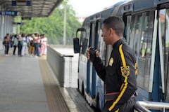 Hasta tres guardas de seguridad se pueden encontrar en las terminales del sistema.