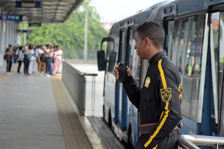 Hasta tres guardas de seguridad se pueden encontrar en las terminales del sistema.