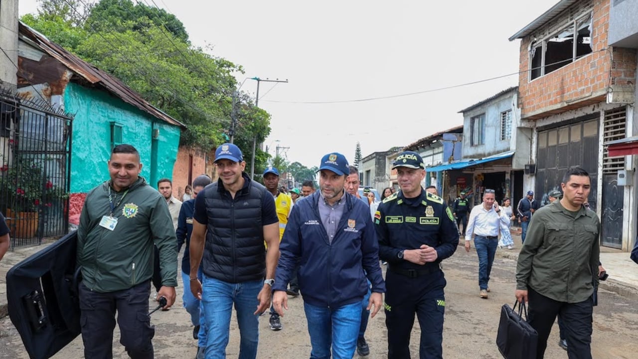 Alejandro Eder (centro), Alcalde de Cali, camina por una de las zonas más delicada por la violencia en el centro de la ciudad.