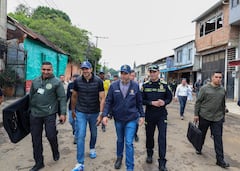 Alejandro Eder (centro), Alcalde de Cali, camina por una de las zonas más delicada por la violencia en el centro de la ciudad.