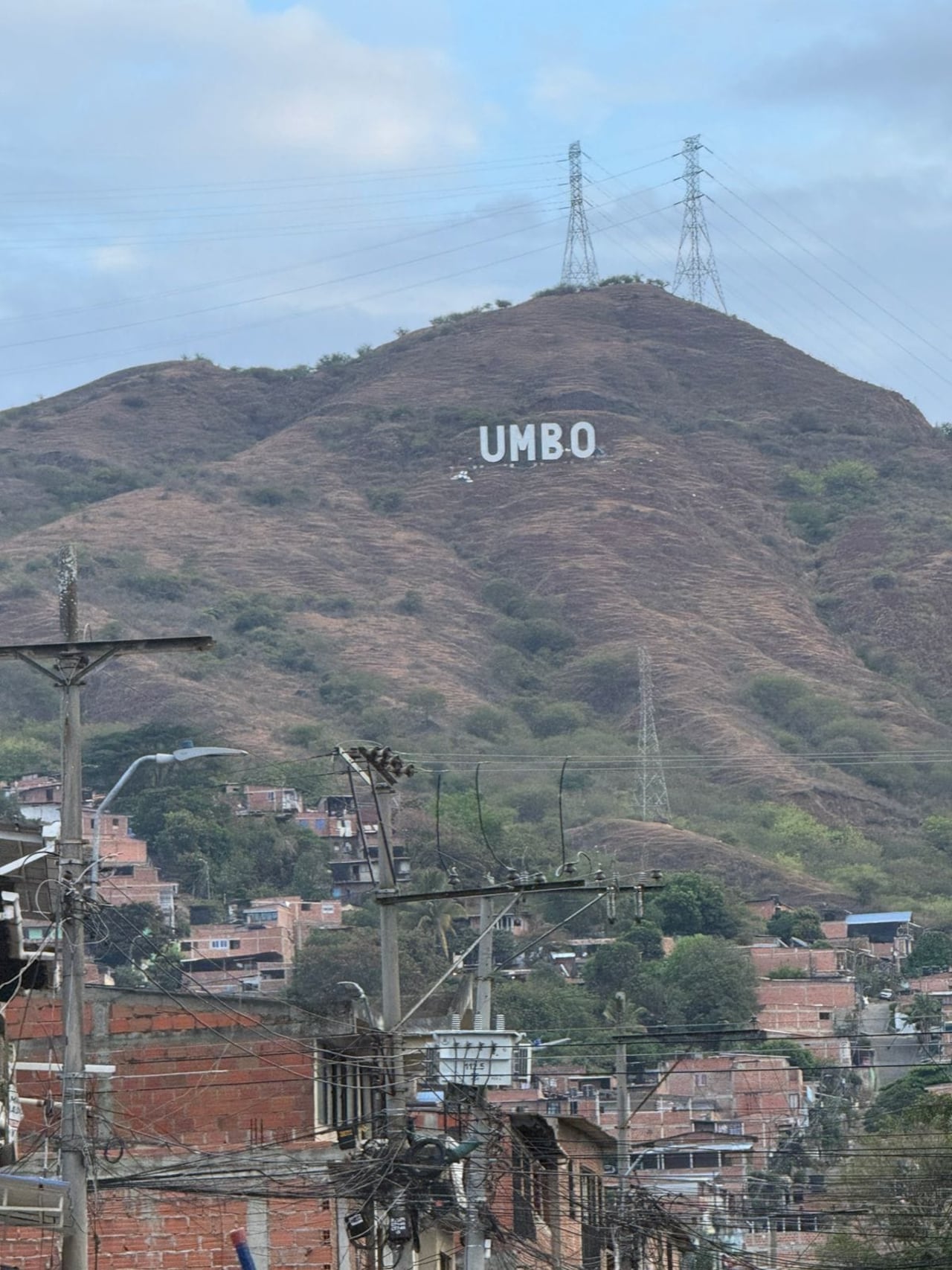Así luce actualmente el letrero instalado en la montaña de Yumbo, luego de que la letra ‘Y’ fuera vandalizada.