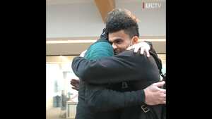 Luis Díaz llegó a la sede del Liverpool y fue recibido por el técnico Jürgen Klopp.