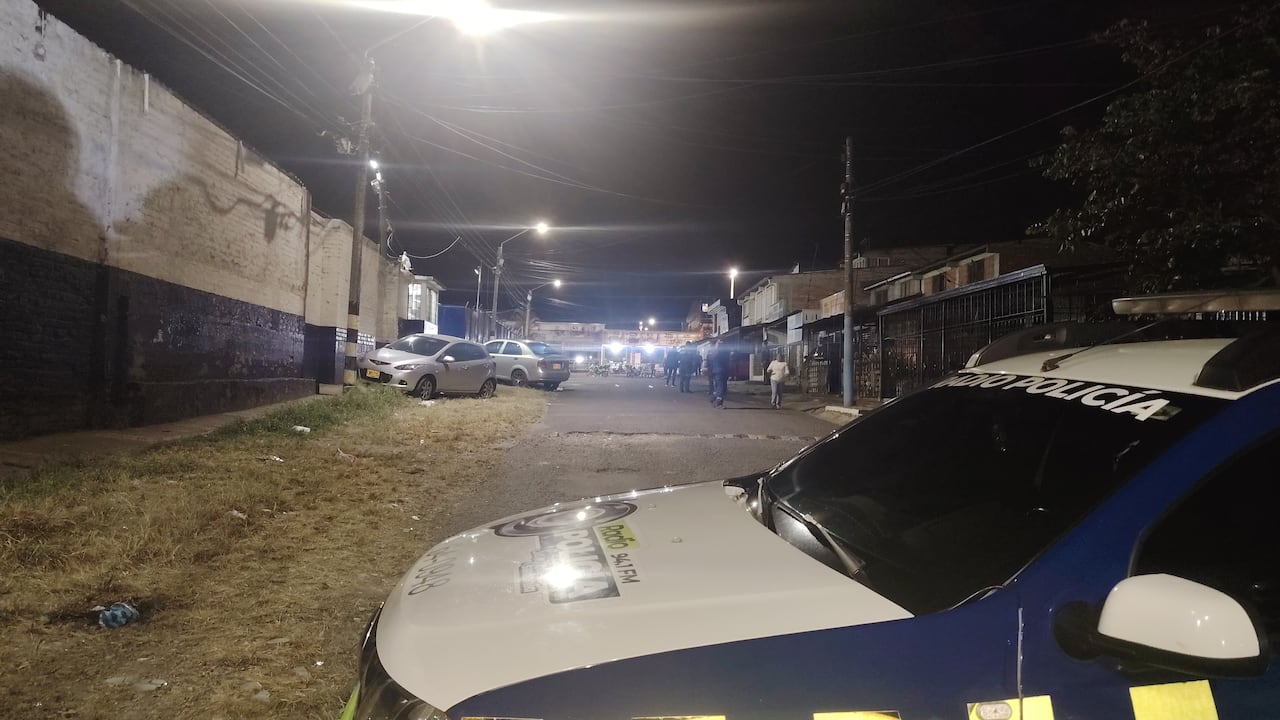 Los policías llegaron al lugar tras la fuerza explosión, la cual se registró hacia las 11 de la mañana de este sábado 25 de julio en esta bodega del barrio Bello Horizonte de Popayán, Cauca.