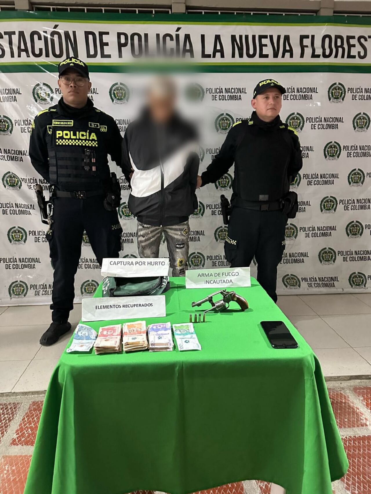 Al hombre se le incautó un arma de fuego y dinero producto de los hurtos.