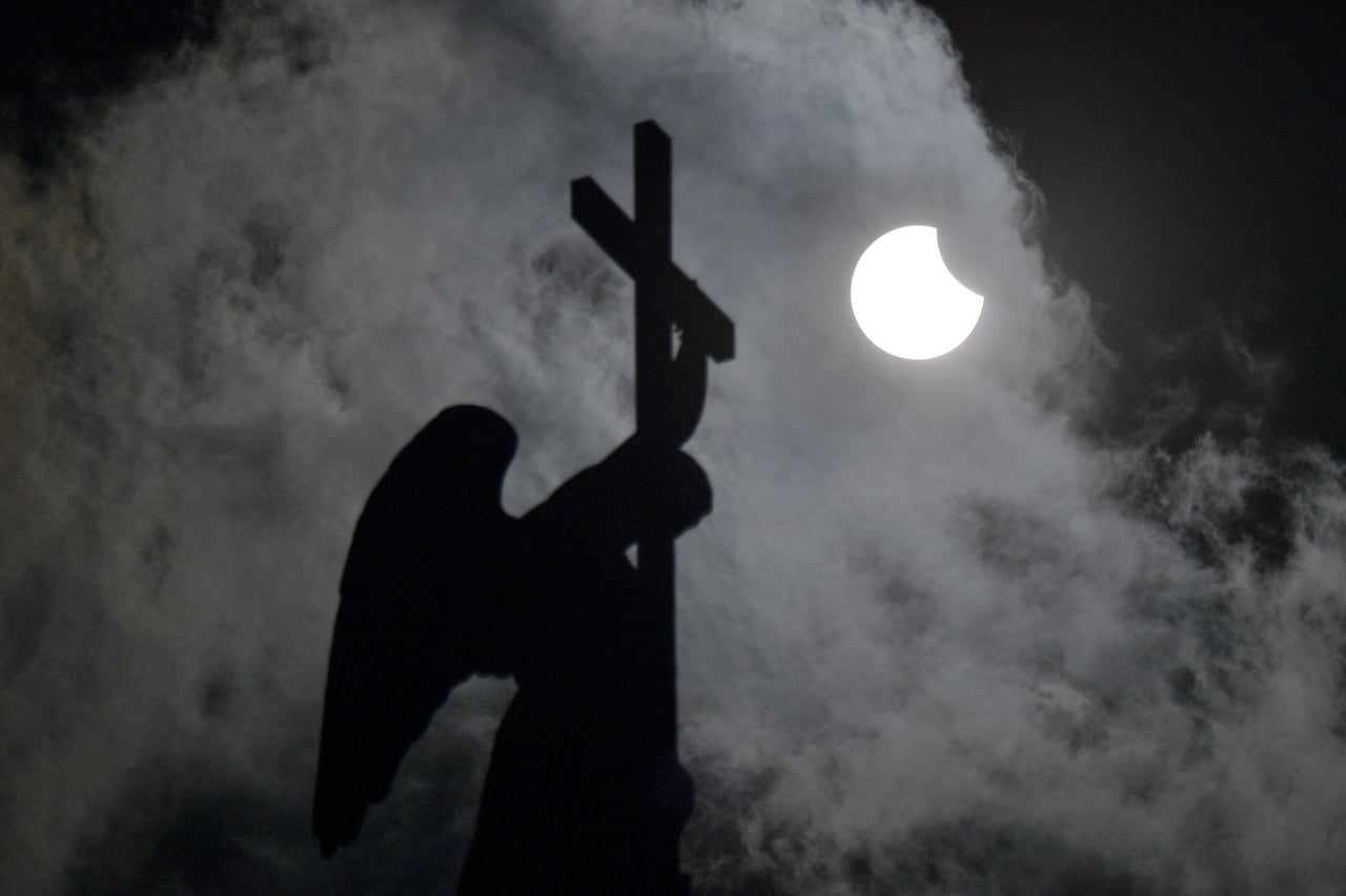 El primer eclipse del año iluminó el cielo con un juego de sombras inolvidable.