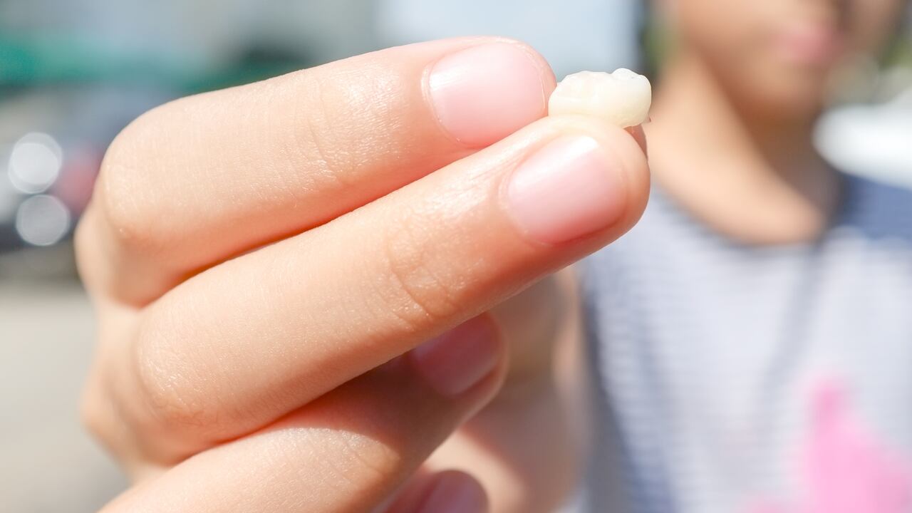 El estudio de la psicología de los sueños: una exploración del misterio detrás de los dientes que se caen.