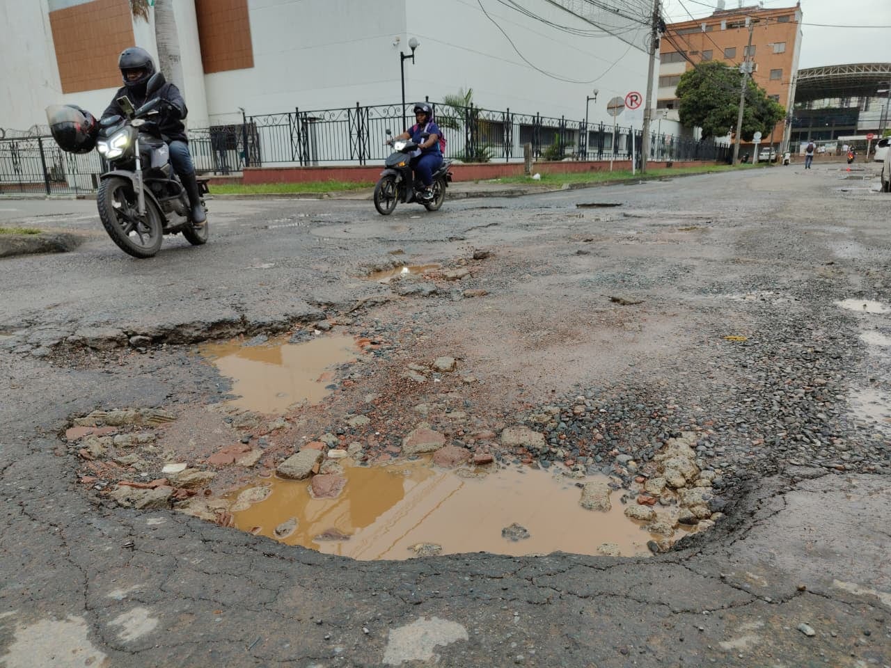 Según testigos, conductores deben reducir la velocidad y maniobrar constantemente para evitar daños en sus vehículos debido a las condiciones de la vía.