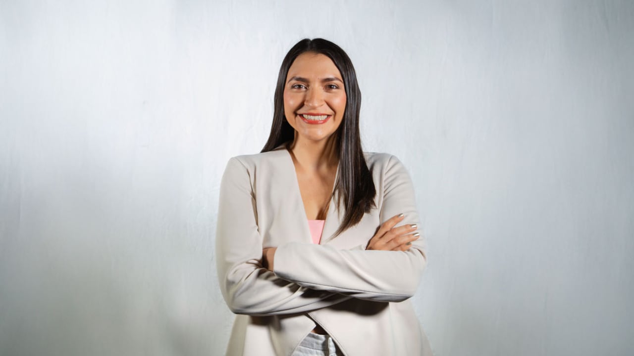 “La IA estructura, pero la visión sigue siendo humana”, asegura Karen Plazas al defender el criterio y la creatividad como el valor irremplazable del profesional.