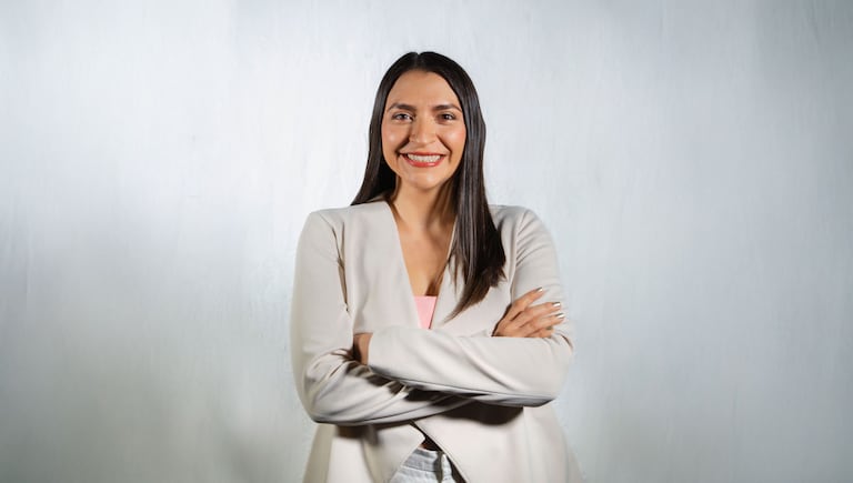 “La IA estructura, pero la visión sigue siendo humana”, asegura Karen Plazas al defender el criterio y la creatividad como el valor irremplazable del profesional.