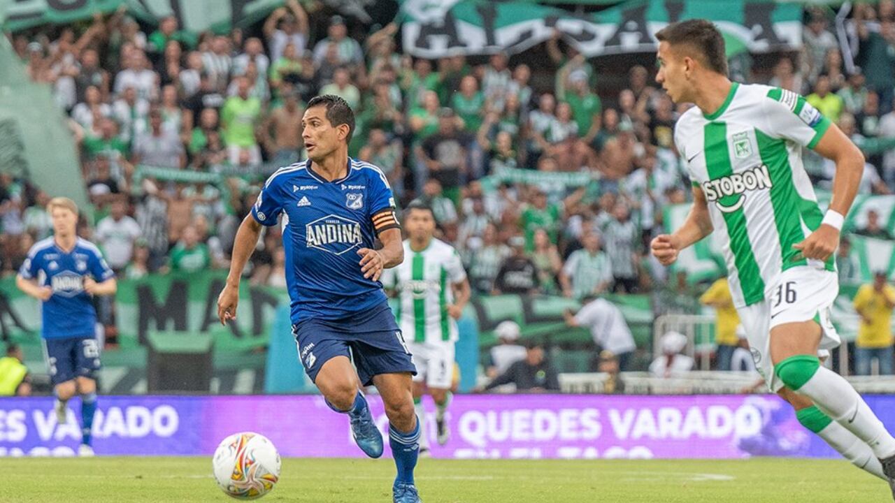 Macalister Silva dominando la pelota frente a Atlético Nacional