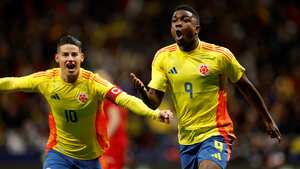 Celebra Jhon Córdoba la apertura del marcador contra Rumania.