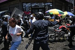 Agentes de policía se despliegan mientras opositores al gobierno de la presidenta interina venezolana Delcy Rodríguez se manifiestan en Caracas