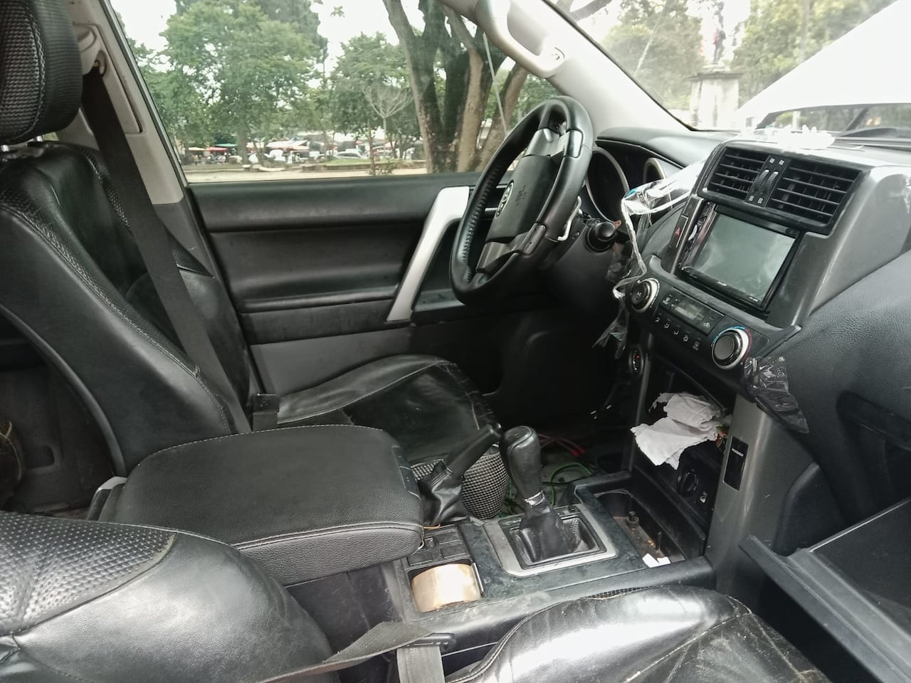 De acuerdo con periodistas de la capital del Cauca, la camioneta está reportada como hurtada ante la Fiscalía.