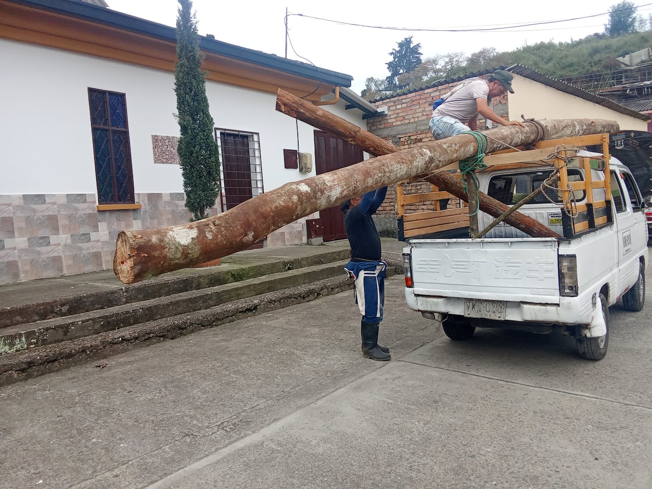 La cruz, construida por la comunidad, se convierte en símbolo vivo de fe y tradición en esta zona del oriente de Popayán.