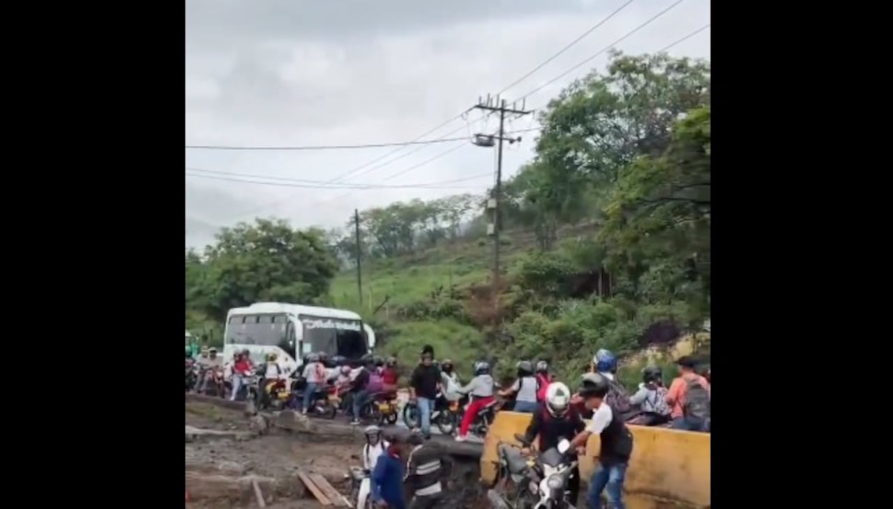 Vía inundada en Yumbo.